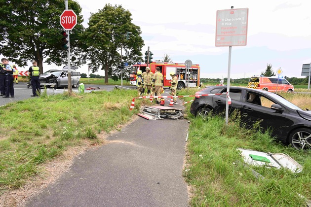 FW Pulheim: Pulheim-Stommeln - Kollision im Kreuzungsbereich