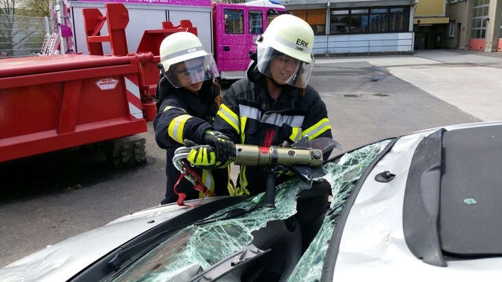 FW-Erkrath: Girlsday bei der Feuerwehr Erkrath