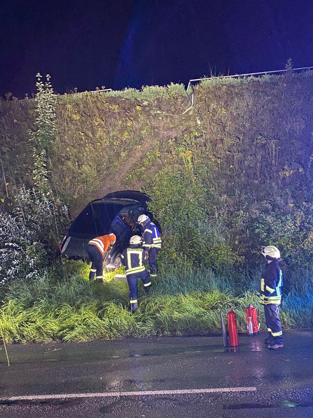 FF Olsberg: Fahrzeug durchschlägt Geländer und rutscht Böschung hinunter