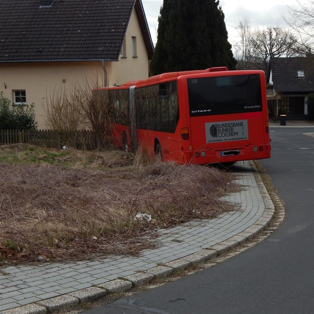 POL-PDMY: Führerloser Linienbus prallt gegen Hauswand