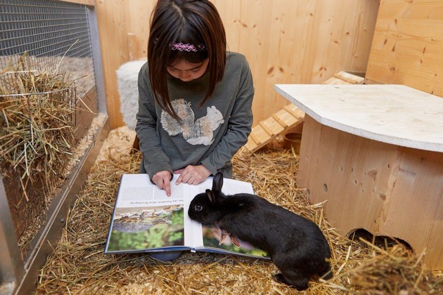 Weltrekord in Basel ist offiziell - Tierschutz beider Basel (TbB) organisiert die weltgrößte &quot;Mensch-Tier-Vorlesestaffel&quot; mit 205 vorlesenden Kindern