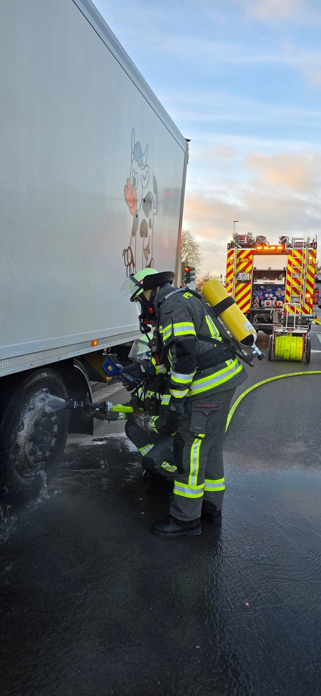 FW-WRN: FEUER_2 - LKW 18 Tonnen, brennt an Achse