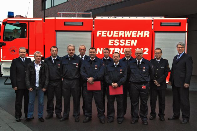 FW-E: Verleihung von Feuerwehr-Ehrenzeichen, Essens Feuerwehr-Dezernent Christian Kromberg zeichnet Feuerwehrleute aus
