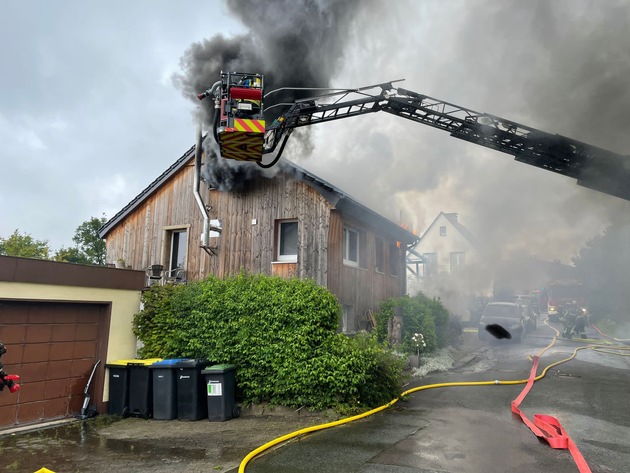FW Horn-Bad Meinberg: Wohnhaus durch Feuer komplett zerstört - Feuerwehr 10 Stunden im Einsatz