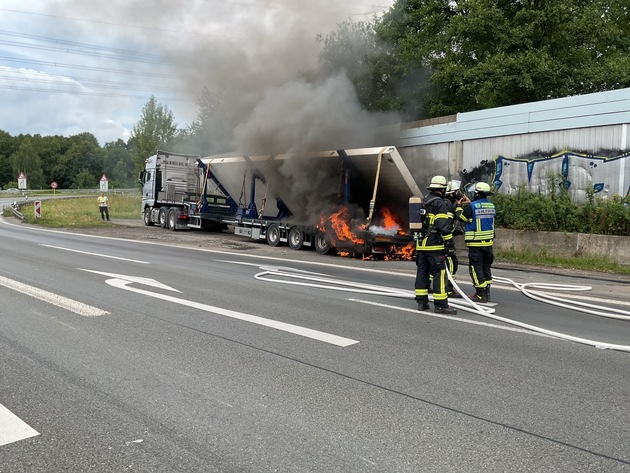 FW-DO: Brennender Lkw-Auflieger auf der A2