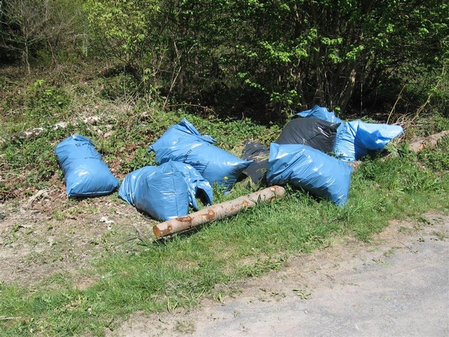 POL-PDNR: Müllentsorgung in der Gemarkung Katzwinkel, Waldstück entlang der L 279, Höhe Ebertseifen