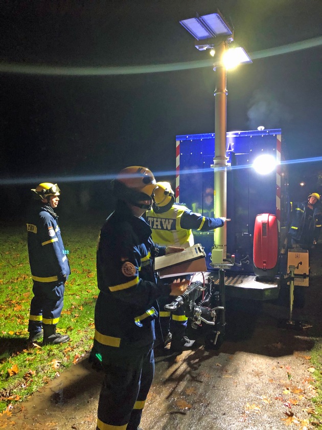 THW-HH MV SH: Technisches Hilfswerk leuchtet Lübecker Stadtpark nach Polizeieinsatz aus