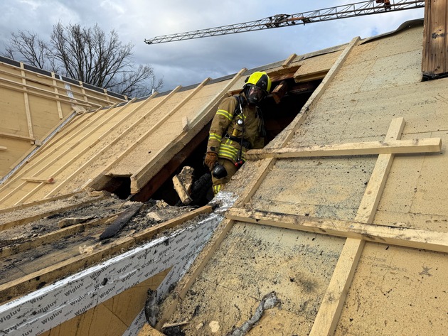 FW Ratingen: Dachstuhlbrand in Ratingen Lintorf