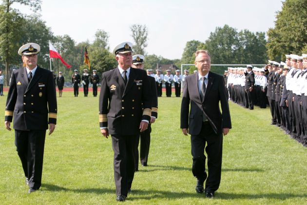 Deutsche Marine - Pressemeldung: Vereidigung der Offizieranwärter am &quot;Roten Schloss am Meer&quot;