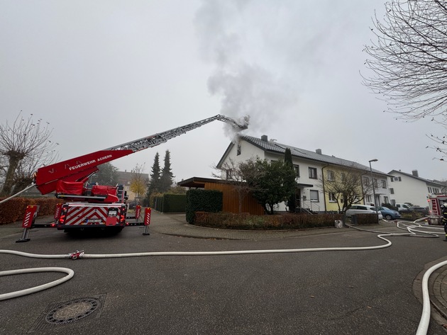 FW Achern: Zimmervollbrand in Dachgeschoßwohnung