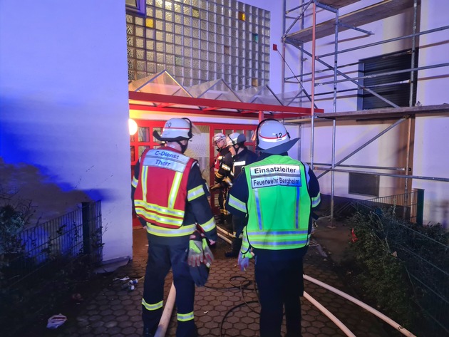 FW Bergheim: Zwei Verletzte und 38 Betroffene Personen nach Kellerbrand in Bergheim