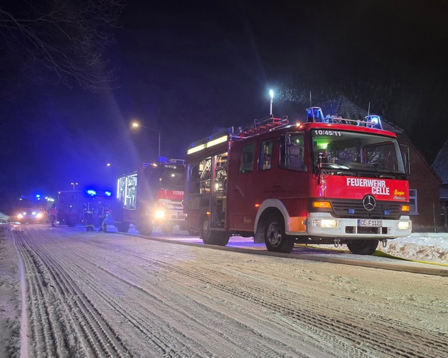 FW Celle: Kellerbrand- drei Personen und eine Katze gerettet