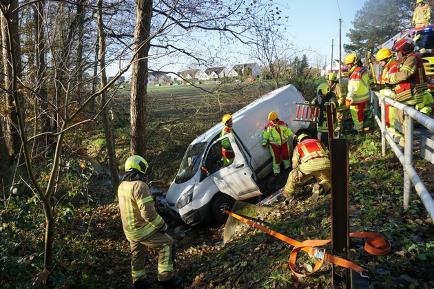 FW Ratingen: Verkehrsunfall - Fahrzeug rutscht in Bachbett