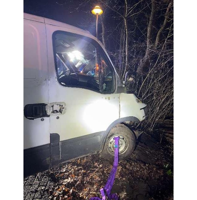 POL-STD: Mit Transporter erst auf LKW aufgefahren und dann gegen Baum geprallt