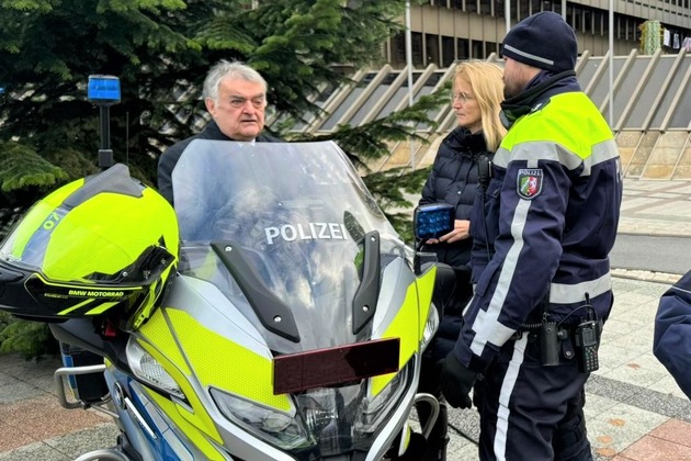 POL-BI: Lockere Gespräche bei Coffee with a Cop - Auch der Innenminister war dabei
