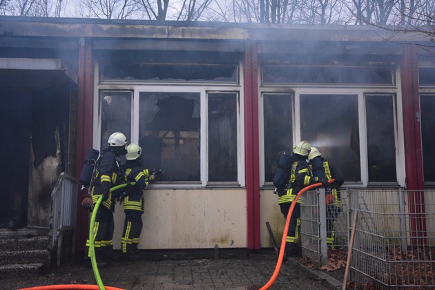 FW-MH: Feuer in einer Grundschule zerstört Klassenräume.