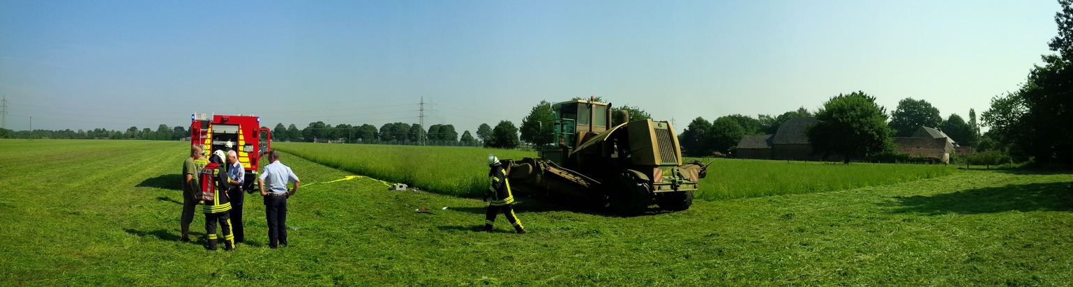 FW-KLE: Bei Mäharbeiten: Landmaschine geht in Flammen auf