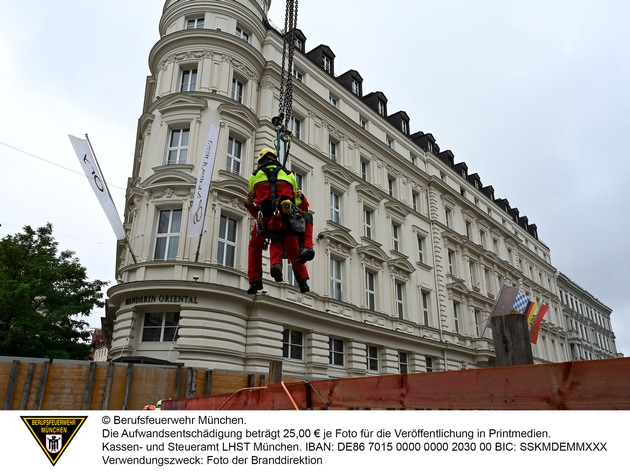 FW-M: Baugerüst stürzt auf Arbeiter (Altstadt-Lehel)