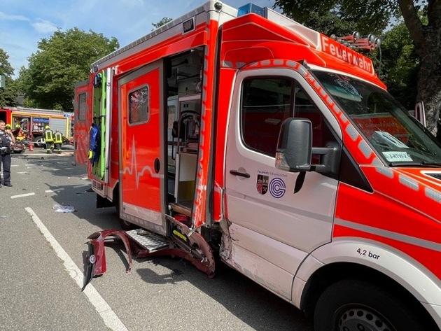 FW-GE: Verkehrsunfall mit Rettungswagen forderte mehrere verletzte Personen
