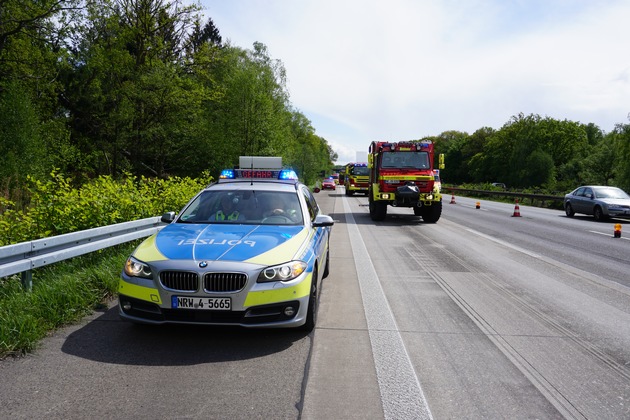 FW Ratingen: Schwerer Verkehrsunfall auf der A3 - Familie hatte großes Glück