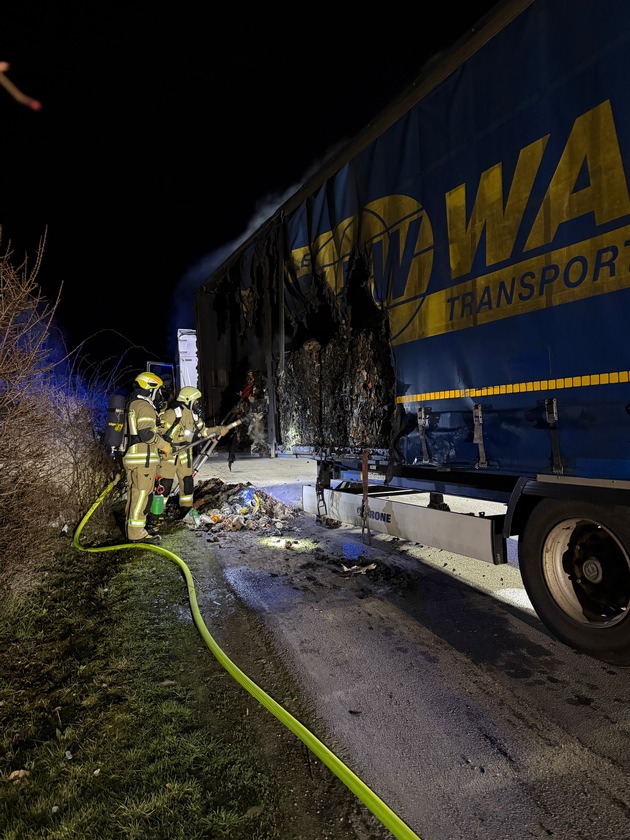 FW Helmstedt: Brand zweier Sattelauflieger