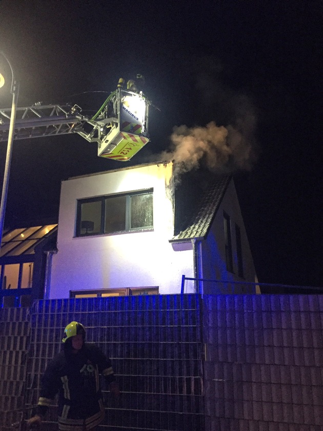 FW Ratingen: Fassadenbrand an Einfamilienhaus - Feuerwehr Ratingen im Einsatz