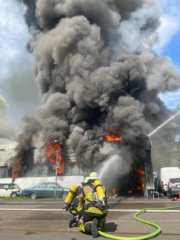 FW-E: Große Rauchwolke über Essen - Feuer in Kfz-Werkstatt führt zu Explosionen und NINA-Warnung
