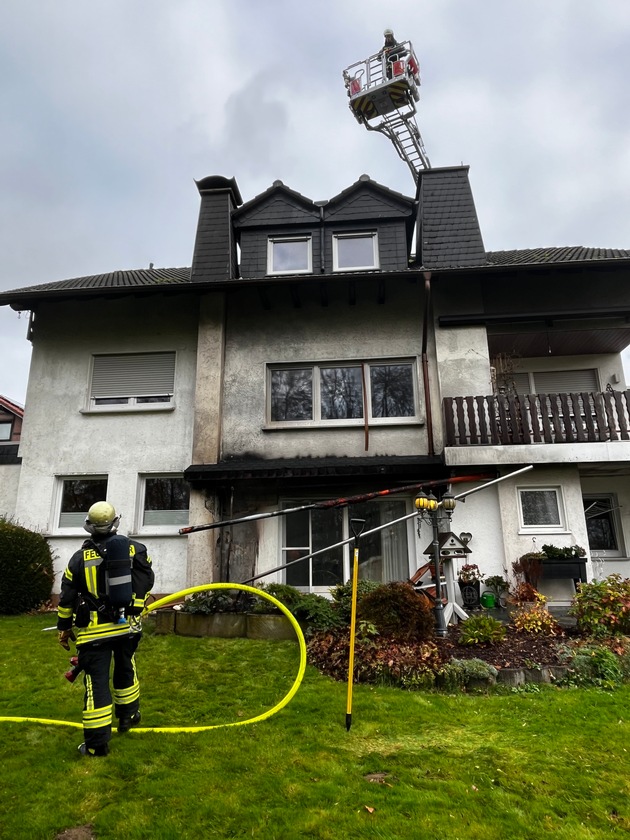 FW Ense: Schnelles Eingreifen der Feuerwehr verhindert Brandausbreitung / Erster Realeinsatz der neuen Drehleiter