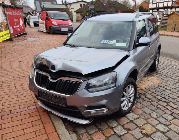 POL-STD: Autofahrerin prallt gegen Sparkassengebäude in Himmelpforten