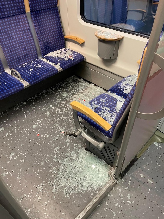 BPOL NRW: 21-Jähriger tritt Glastür im Zug ein - Bundespolizei ermittelt wegen Sachbeschädigung