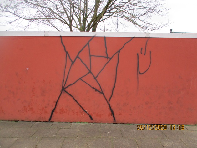POL-STD: Graffiti-Schmierereien an Fredenbecker Geestlandhalle und Polizeistation - Ermittler suchen Verursacher und Zeugen