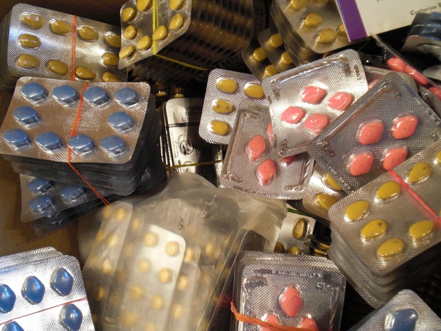 ZOLL-M: Zoll stellt 52.000 Tabletten Potenzmittel sicher /
250.000 Euro Barvermögen auf Konten in Hongkong eingefroren