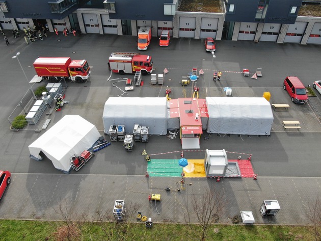 FW Kreis Soest: Feuerwehren und Hilfsorganisationen üben Gefahrstofflage. Dekontamination von Verletzten am Rettungszentrum geprobt.