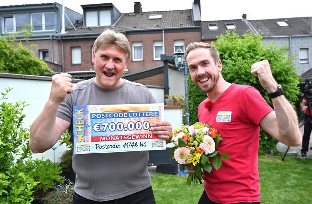 Deutsche Postcode Lotterie: Postcode Lotterie verteilt 1,4 Millionen Euro in Viersen: Glückspilz Michael jubelt über 700.000 Euro