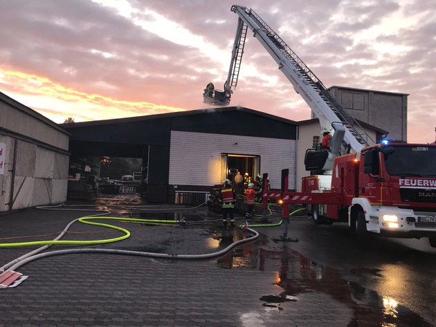 POL-HOL: Hoher Sachschaden bei Lagerhallenbrand in Deensen.