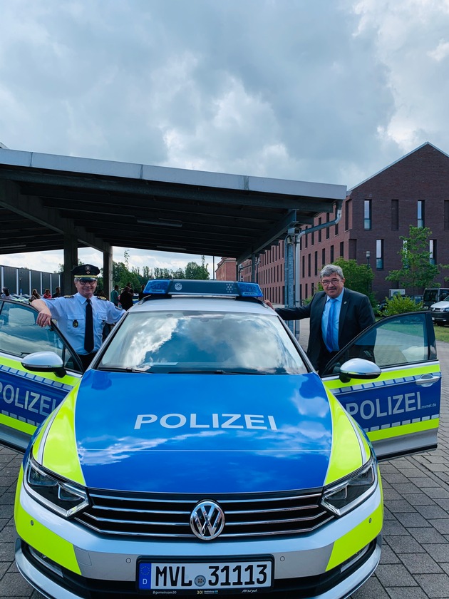 IM-MV: Innenminister Lorenz Caffier übergibt 38 neue Streifenwagen an die Landespolizei M-V