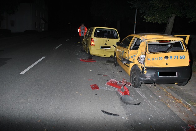 POL-HM: LKW rammt drei Fahrzeuge und entfernt sich vom Unfallort.