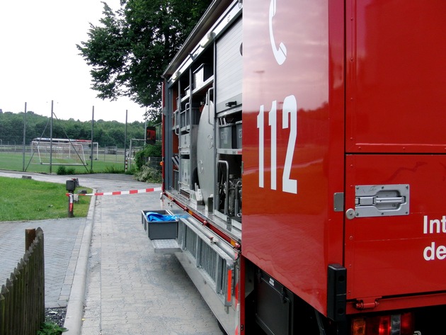 FW-AR: Feuerwehr sichert unbekannte Substanz auf Neheimer Kinderspielplatz