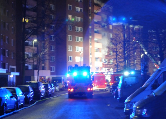 POL-STD: Küchenbrand in Stade sorgt für Großeinsatz von Feuerwehr und Rettungsdienst in der vergangenen Nacht - vier Personen leicht verletzt - ca. 100.000 Euro Sachschaden