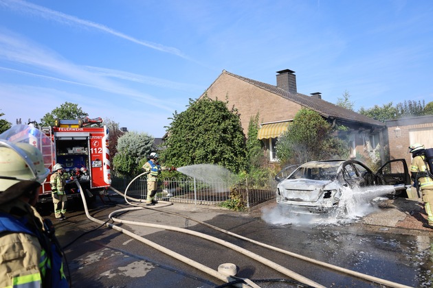 FW-KLE: Fahrzeugbrand drohte auf Wohnhaus überzugreifen