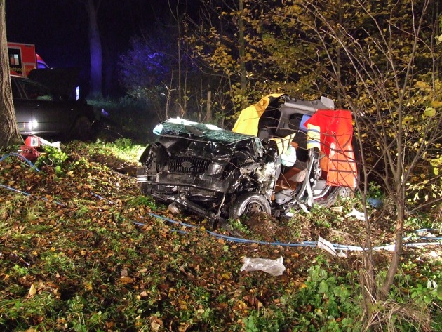 FW Leopoldshöhe: Verkehrsunfall mit eingeklemmter Person