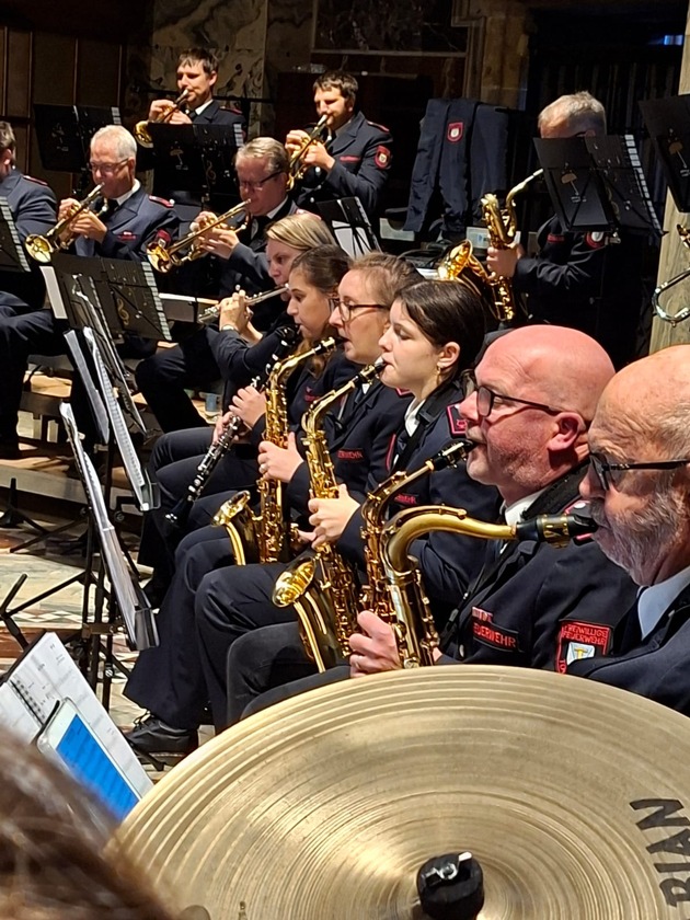 FW Tönisvorst: Musikzug der Freiwilligen Feuerwehr Tönisvorst begleitet Messe im Aachener Dom