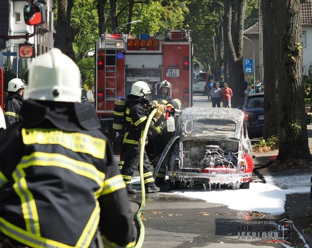 FW-MK: Oldtimer brennt in voller Ausdehnung