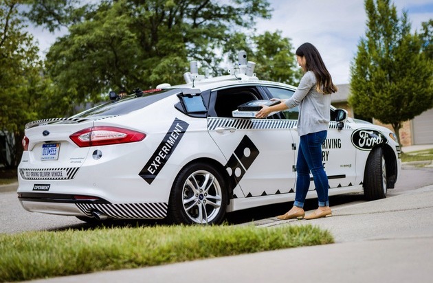 Ford-Werke GmbH: Ford und Domino's erproben erstmals die Pizza-Auslieferung in autonom fahrenden Autos (FOTO)