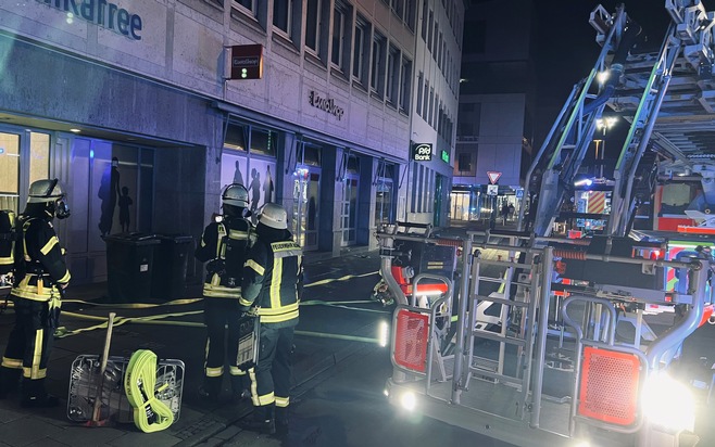 FW-BN: Feuer in einem Ladenlokal in der Bonner Innenstadt