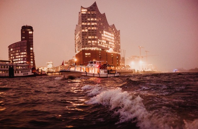 Ferienwohnungen auf dem Deich: Die Kleinste Kreuzfahrt der Welt von Hamburg ins Alte Land trifft eine der größten Kreuzfahrten der Welt: die Queen Mary II