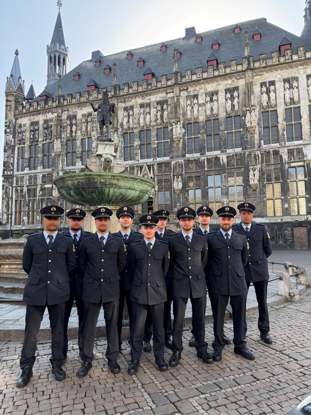 BPOL NRW: Bundespolizei Aachen vereidigt 10 neue Bundespolizisten im Rathaus Aachen - Verstärkung für die Region