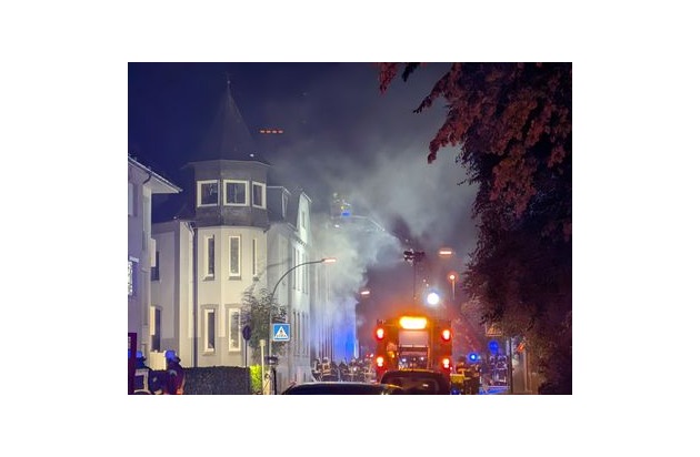 FW-ROW: Brennt Keller in Mehrfamilienhaus - mehrere Personen aus dem Gebäude durch die Feuerwehr gerettet