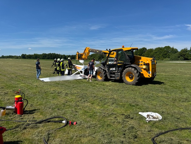 FW VG Westerburg: Kleinflugzeug &uuml;berschl&auml;gt sich bei Landung - Pilot wird leicht verletzt