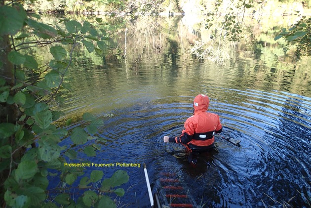 FW-PL: Feuerwehr Plettenberg - Wasservogel wurde aus Zwangslage befreit